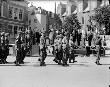 805315 Afbeelding van het podium op het Janskerkhof te Utrecht waarop generaal Foulkes van het 1st Canadian Army, ...